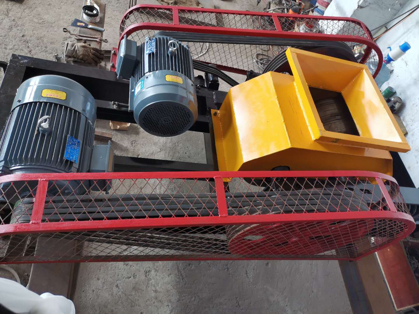 6040對(duì)輥破碎機(jī)發(fā)往湖南